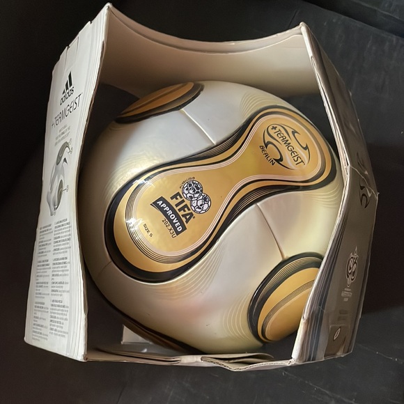 Fifa World Cup Match Ball 2006 - Picture 2 of 7
